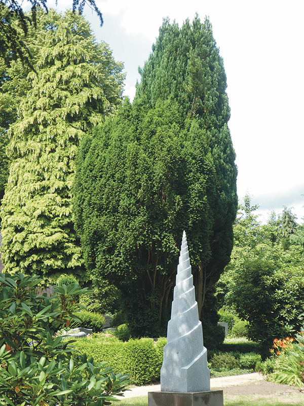 Blumenbeet mit Himmelsleiter auf dem Friedhof Rellingen