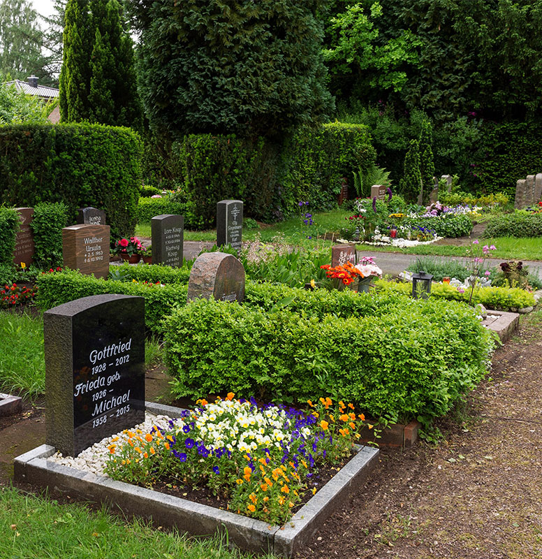 Wahlgrab Urne mit Bepflanzung auf dem Friedhof Rellingen