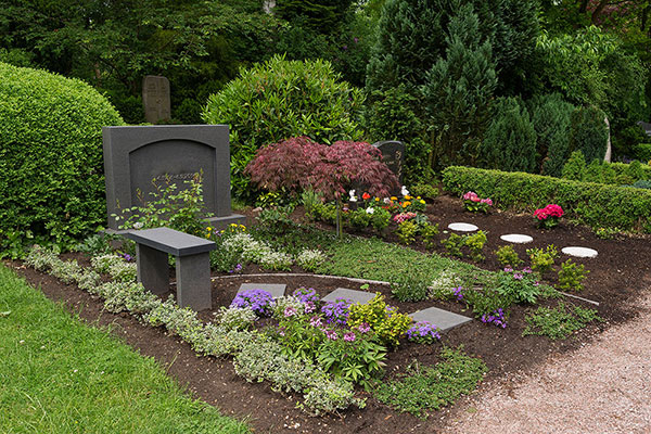 Wahlgrab mit Bepflanzung auf dem Friedhof Rellingen