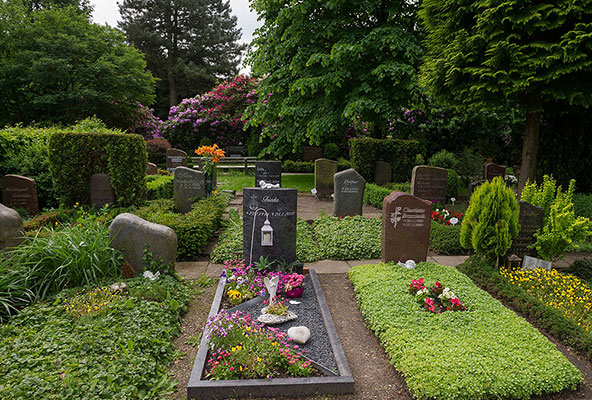 Wahlgrab mit Bepflanzung auf dem Friedhof Rellingen