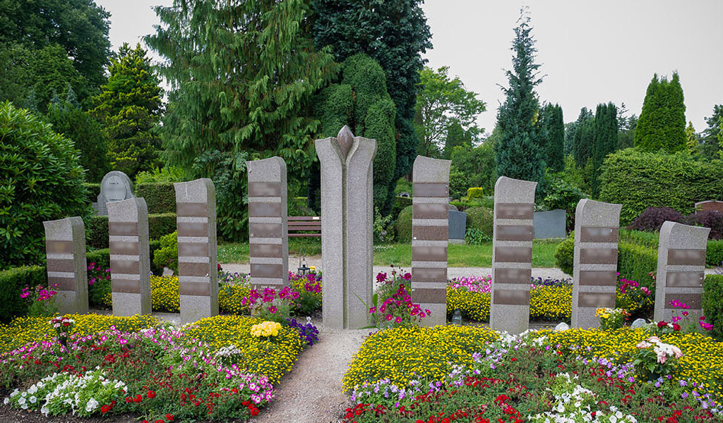 Blumenbeet inkl. Stein (Urnengrab) auf dem Friedhof Rellingen