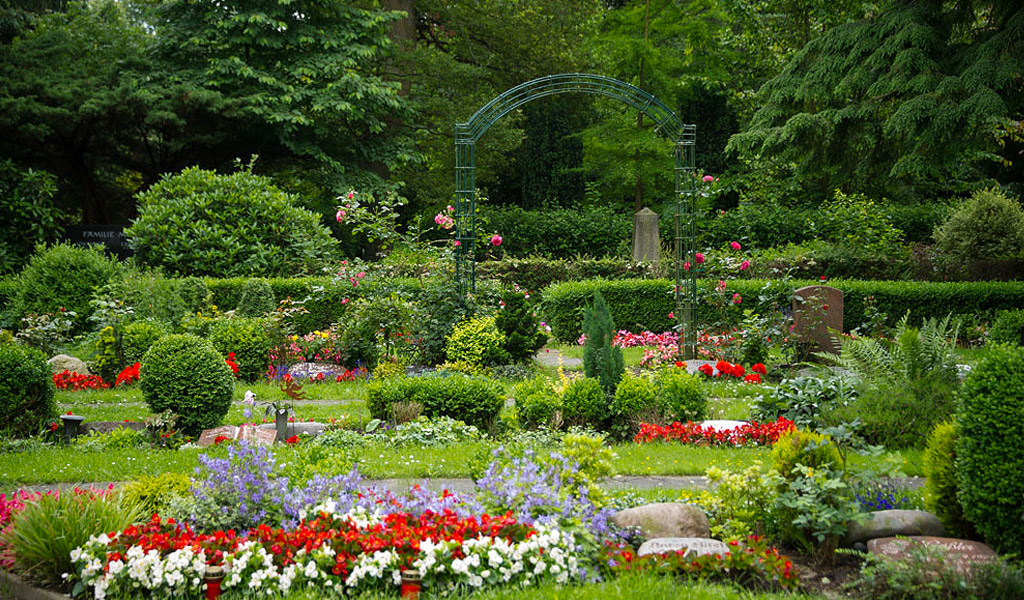 Halbanonyme Urnenwahlgräber im Rasen auf dem Friedhof Rellingen