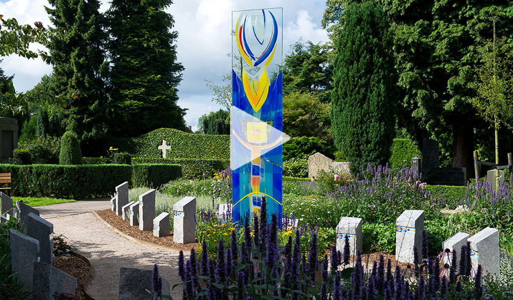 Blumenbeet inkl. Stein (Urnengrab) auf dem Friedhof Rellingen