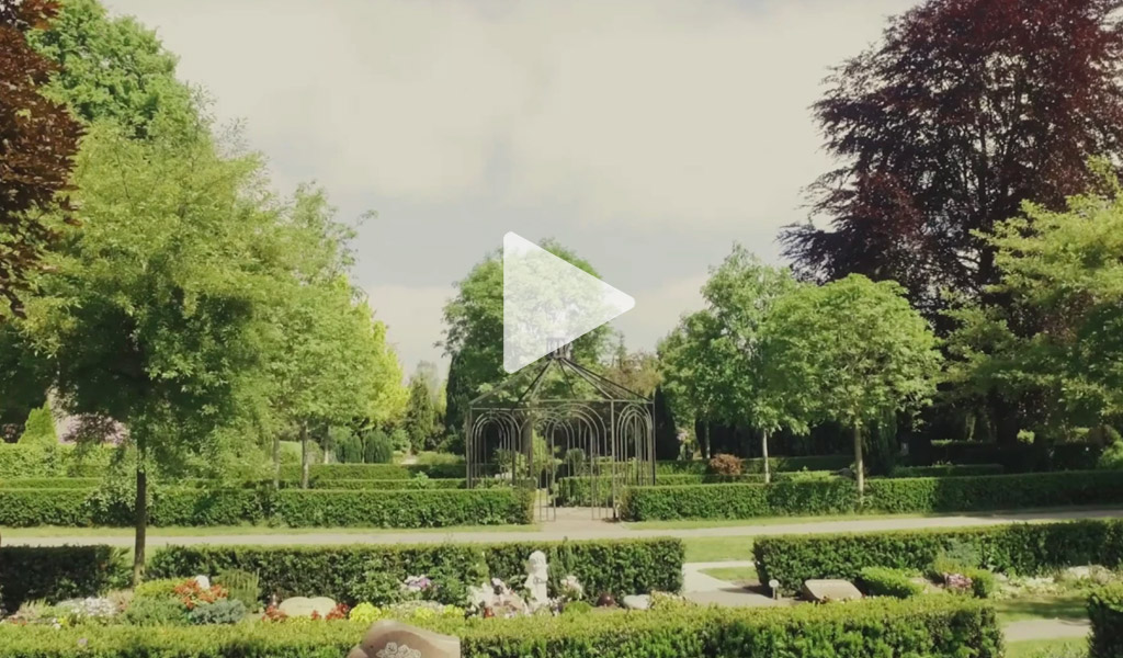 Himmel über Friedhof mit Urnenwahlgräbern, Pavillion, Hecken und Bäumen