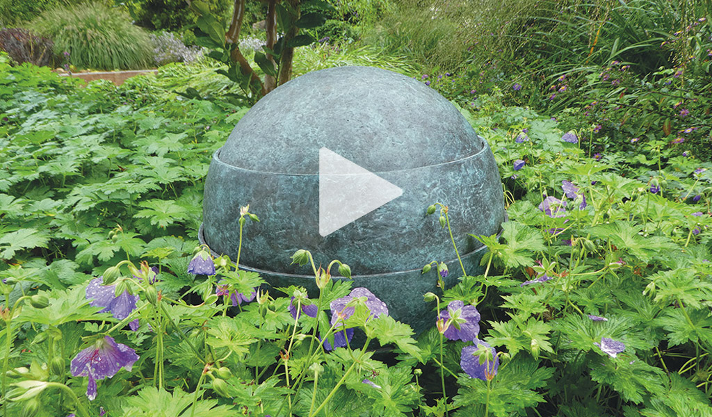 Friedhof: Wasserurnen im Baumpark Staudenbeet Bronzekugel