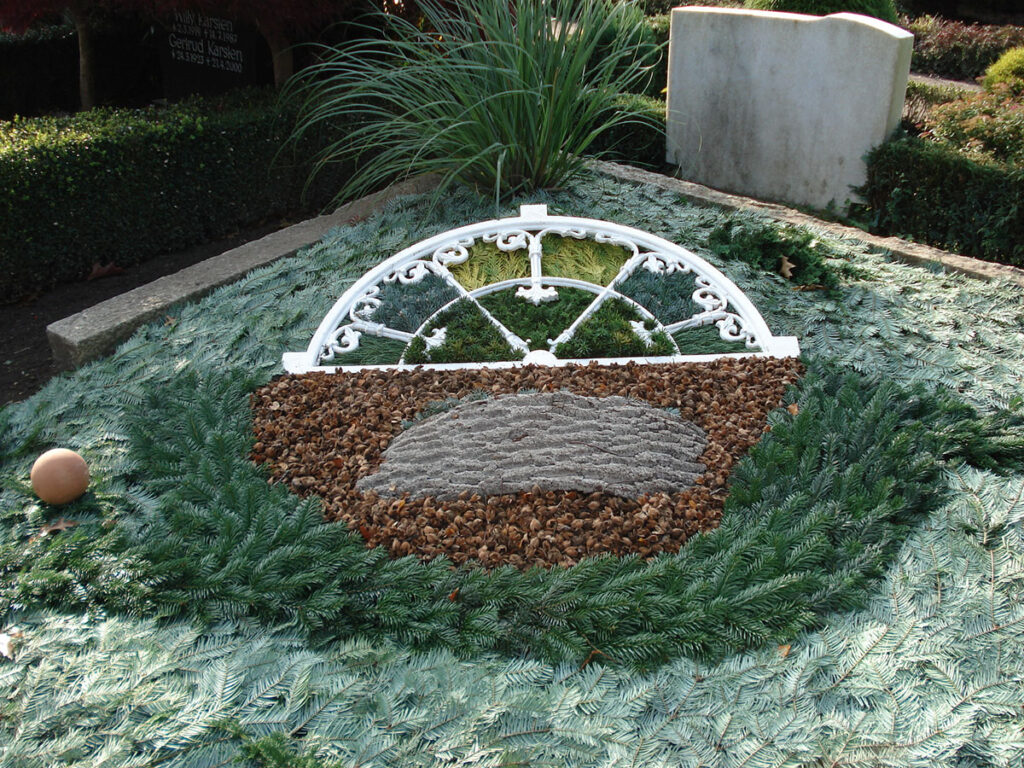 Grab Bepflanzung auf dem Friedhof Rellingen