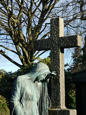 Kreuz im Himmel mit Bäumen und Bepflanzung